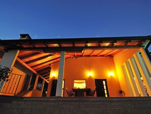 Outdoor dining - Private Villa with A/C, private pool, WIFI, hot tub, TV, terrace, pets allowed, panoramic view (Buzet)