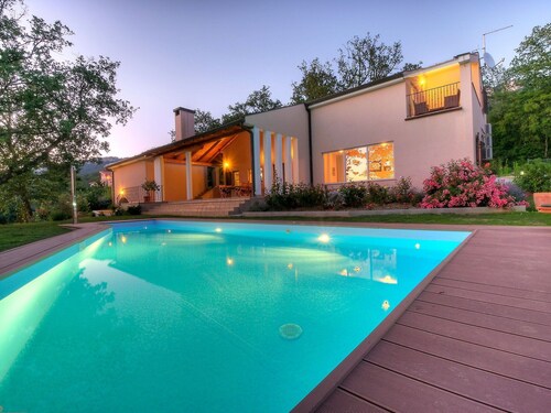 Schönes alleinstehendes Ferienhaus mit Klimaanlage,  W-LAN, privatem Pool, Whirlpool, TV, Terrasse