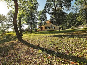 Property grounds - Private Villa with A/C, private pool, WIFI, hot tub, TV, terrace, pets allowed, panoramic view (Buzet)