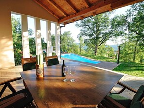 Outdoor dining - Private Villa with WIFI, hot tub, private pool, A/C, TV, terrace, pets allowed, panoramic view (Buzet)