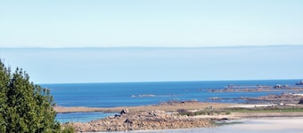 SPACIOUS HOUSE WITH A VIEW TO SEA AT THE COTES DE GRANIT ROSE