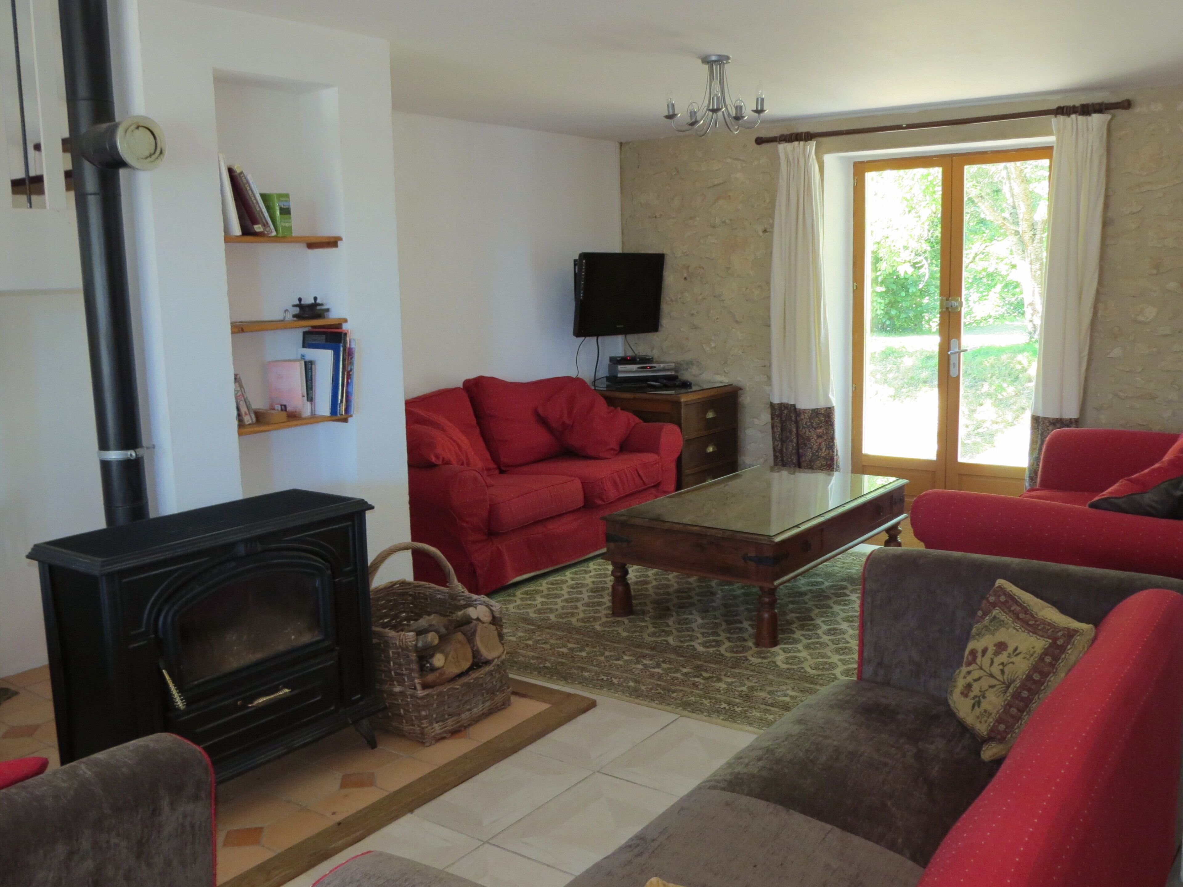 Great family house, Le Beuronne , Heated pool, games room, gym, fishing lake, 