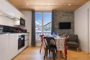 Een koelkast, een magnetron, een kookplaat, een vaatwasser