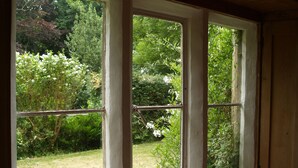 Una habitación con un amplio ventanal que da a un jardín.