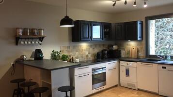 Køleskab, mikrobølgeovn, ovn, kogeplade