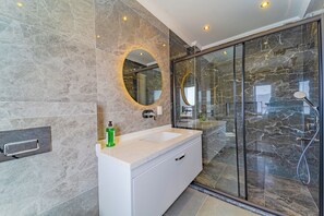 Dusche, Haartrockner, Handtücher