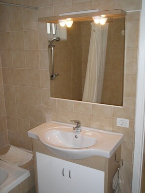 Combined shower/tub, hair dryer, towels, toilet paper - Remarkable Value, Unbeatable Location, Spectacular Views (Arona)