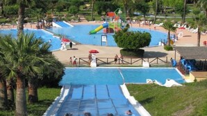 Parque acuático con múltiples toboganes y piscinas.