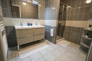 Douche, sèche-cheveux, bidet, serviettes fournies