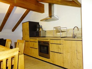 Kühlschrank, Ofen, Herdplatte, Wasserkocher mit Kaffee-/Teezubehör