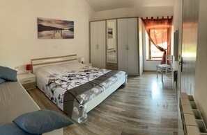 2 slaapkamers, een kluis op de kamer, een strijkplank/strijkijzer