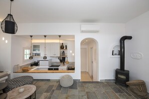 Fridge, microwave, oven, stovetop - Boho House - My Rental Homes (Mykonos)