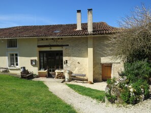 Exterior - Great family fun,,loads to do in 10 acres and lovely covered terrace (Nouvelle-Aquitaine)