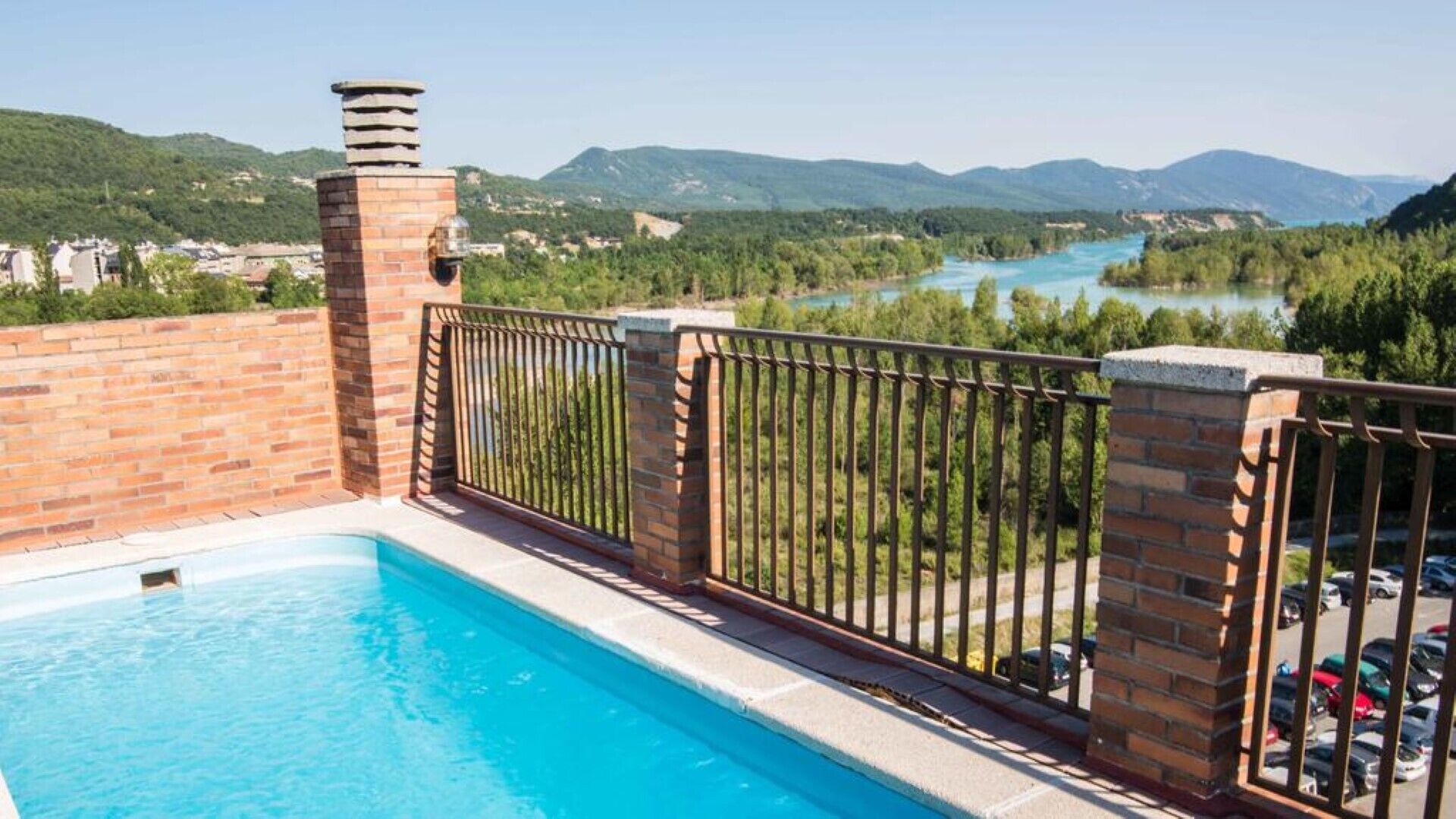 Lämmitetty uima-allas