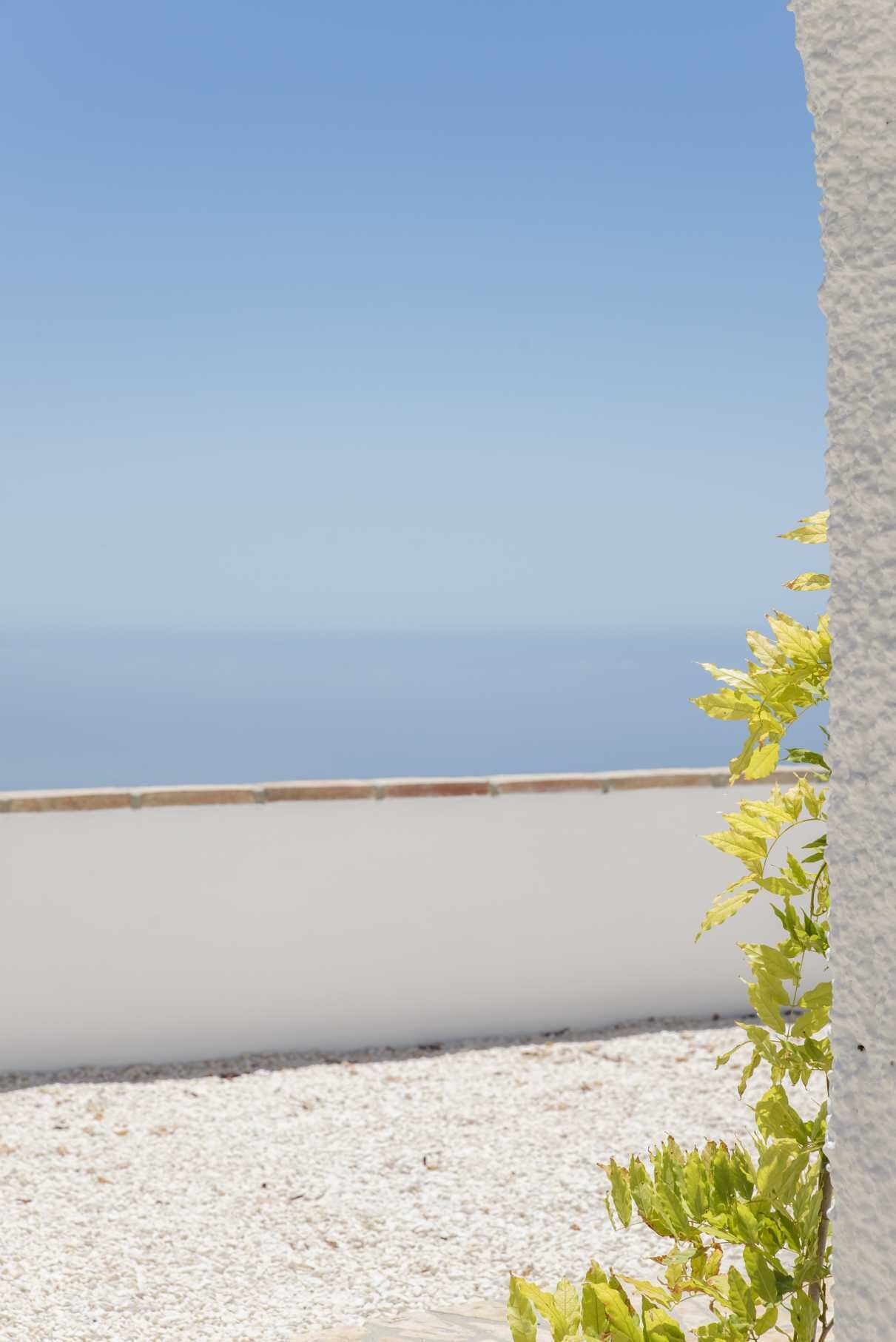 Un balcon avec une vue dégagée sur la mer.