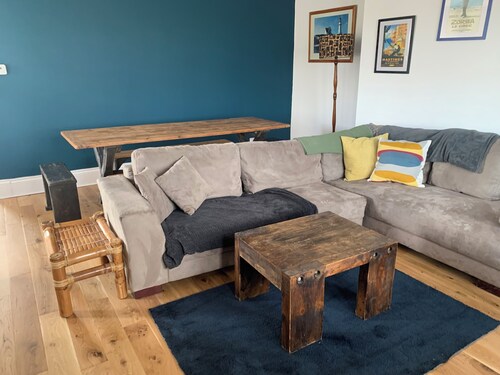 Light airy flat only 5mins from station, shops and sea