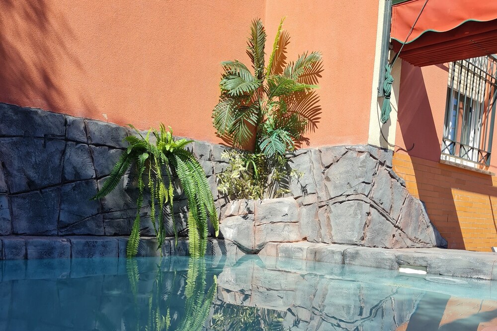 Beautiful house with pool 10 minutes from the center of Seville. City views