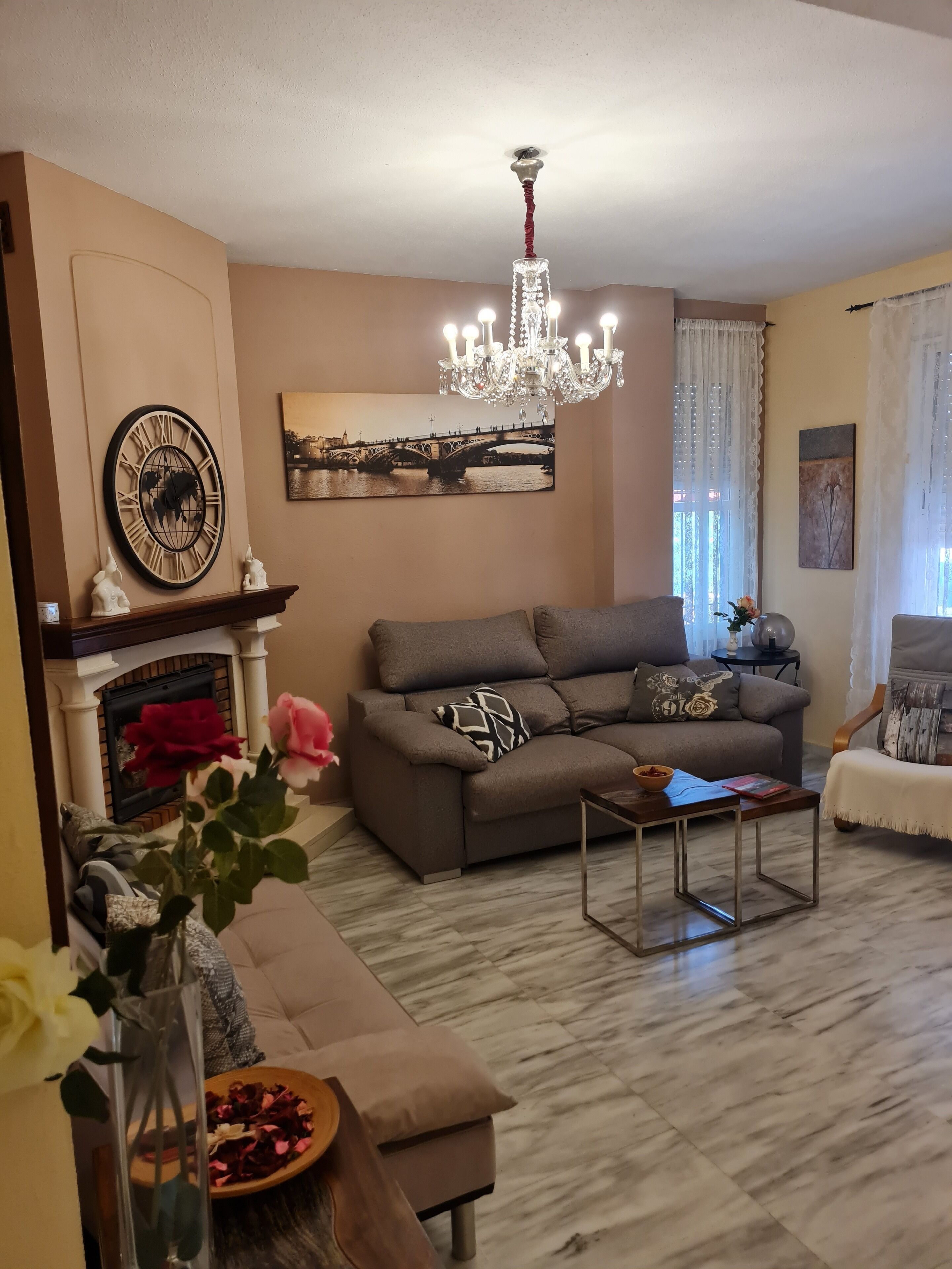 Una Smart TV, una chimenea, un reproductor de DVD, libros