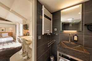 1 habitación, caja de seguridad en la habitación y escritorio 