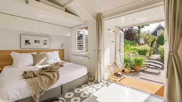 1 bedroom, in-room safe, desk, free WiFi