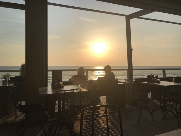 Outdoor dining - Luxury B & B in historic village 10 km from Amsterdam Center (Broek in Waterland)