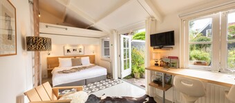 Luxury B & B in historic village 10 km from Amsterdam Center