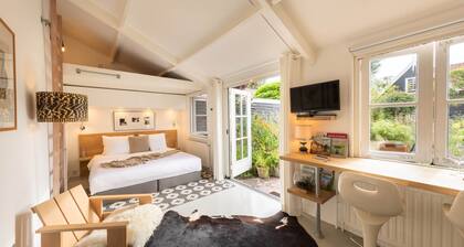 Luxury B & B in historic village 10 km from Amsterdam Center