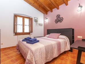4 bedrooms, iron/ironing board, travel cot, free WiFi