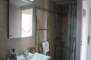 Shower, hair dryer, bidet, towels