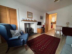 TV, DVD player, books, music library - Comfortable ground floor flat with stunning river views, Glencaple. (Glencaple)