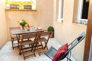 Outdoor dining - Charming House / Villa - in Sarlat, quite, comfortable with terrace and wifi (Sarlat-La-Canéda)