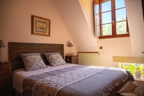 4 bedrooms, desk, iron/ironing board, Internet