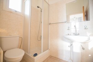 Combined shower/tub, hair dryer, towels, soap - Villa Renee, Beautiful 5BDR Villa with Pool, Close to all Beaches and Amenities (Protaras)