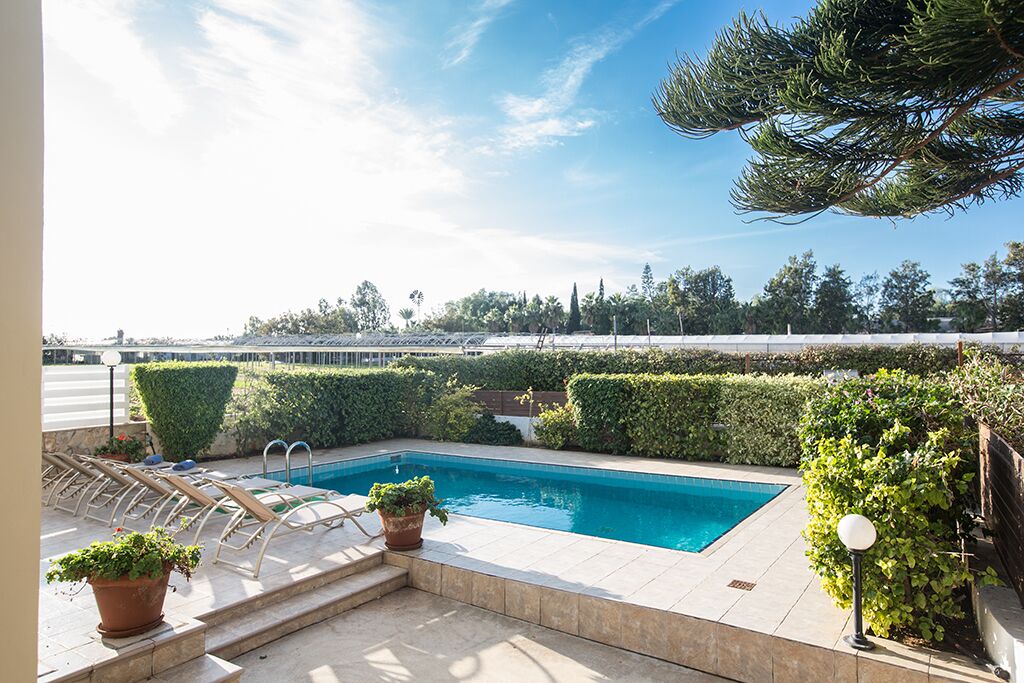 Beheizter Pool, Liegestühle