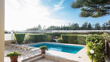 Beheizter Pool, LiegestĂŒhle