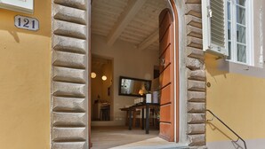 A hotel entrance with a stone facade, a visible number '121', and a wooden door. - Modern comfort in Lucca's Picturesque Canal District (Lucca)