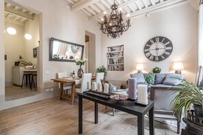 TV, DVD player - Modern comfort in Lucca's Picturesque Canal District (Lucca)