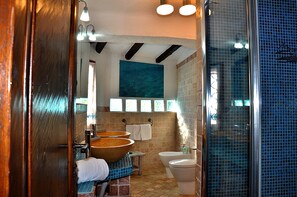 Apartment, 3 Bedrooms | Bathroom | Separate tub and shower, jetted tub, rainfall showerhead, hair dryer - Villa Rosè (Arzachena)