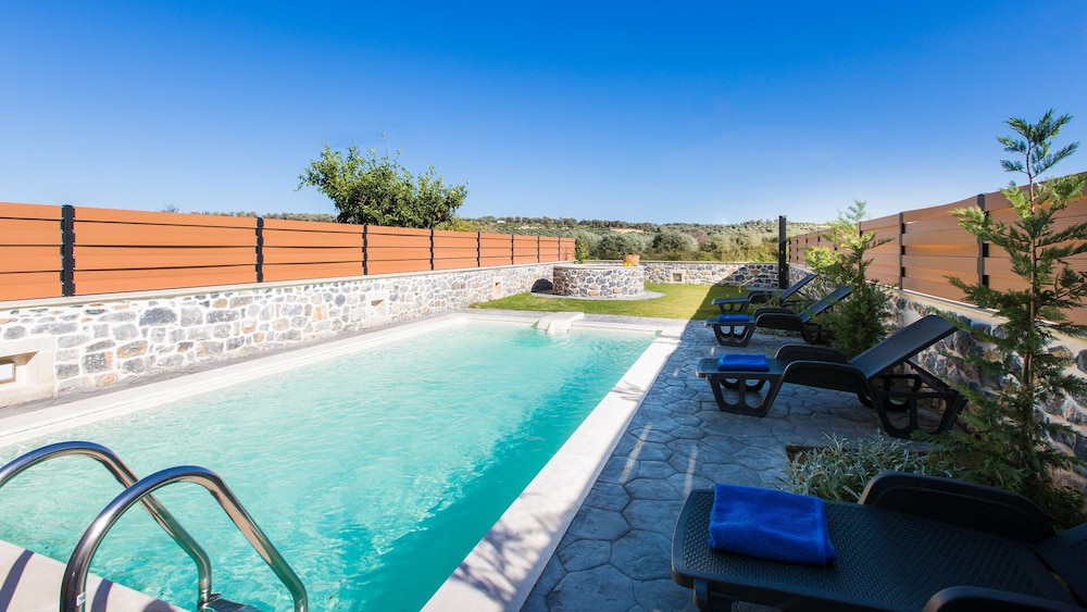 Close To Sandy Beach & Amenities - Creta