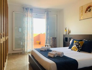 5 dormitoris, escriptori, planxa i posts de planxar i wifi gratuïta 