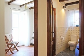 Tina, secadora de cabello, toallas, papel de baño 