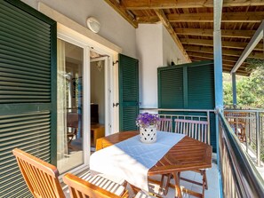Outdoor dining - Cosy apartment for 4 people with WIFI, A/C, pool, TV and patio (Senj)