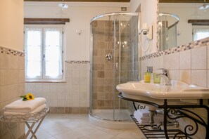 Dusche, Haartrockner, Bidet, Handtücher