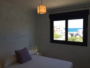 3 bedrooms, iron/ironing board, Internet, bed sheets