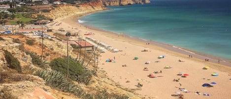 Una playa cerca, toallas de playa