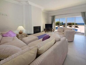 Smart TV, fireplace, video games, DVD player - Front Line Villa with Stunning 180 Degree Uninterrupted Sea Views (Porto do Mos)