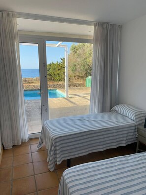 4 bedrooms, iron/ironing board, free WiFi, bed sheets