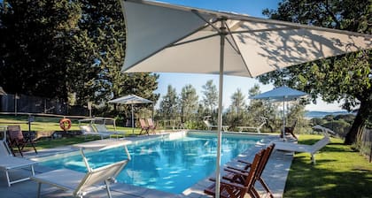 Charming apartment in farmhouse, minutes to Florence, nice views, quiet, pool.