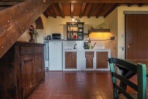 Fridge, oven, stovetop, coffee/tea maker