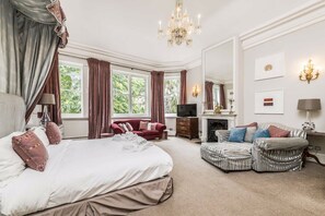 7 bedrooms, desk, iron/ironing board, travel cot